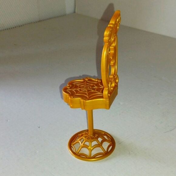 Monster High 13 Wishes Spectra's Gold Disc Jockey Booth & Turntables & Highchair - Picture 8 of 10